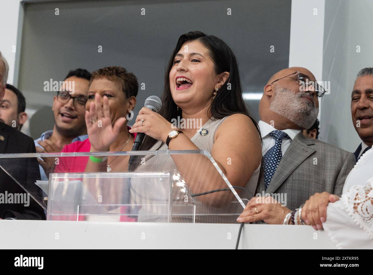 New York, New York, USA. August 2024. Senatorin Jessica Ramos spricht bei einer Kundgebung zur Unterstützung von Kamala Harris für den Präsidenten in der Unity Hall in New York. Die Kundgebung zur Unterstützung von Kamala Harris wurde vom demokratischen Parteibezirk in West Harlem und dem Kongressabgeordneten Adriano Espaillat organisiert. Aktivisten hielten eine Protestkundgebung gegenüber der Einheitshalle ab, um Palästina zu unterstützen, und beschuldigten die Biden-Harris-Regierung der Komplizenschaft durch die Lieferung von Waffen an Israel. Diese Aktivisten verlangten, den Verkauf von Waffen an Israel einzustellen. (Bild: © Lev Radin/Pacific Press via ZUMA Press Wire) Stockfoto