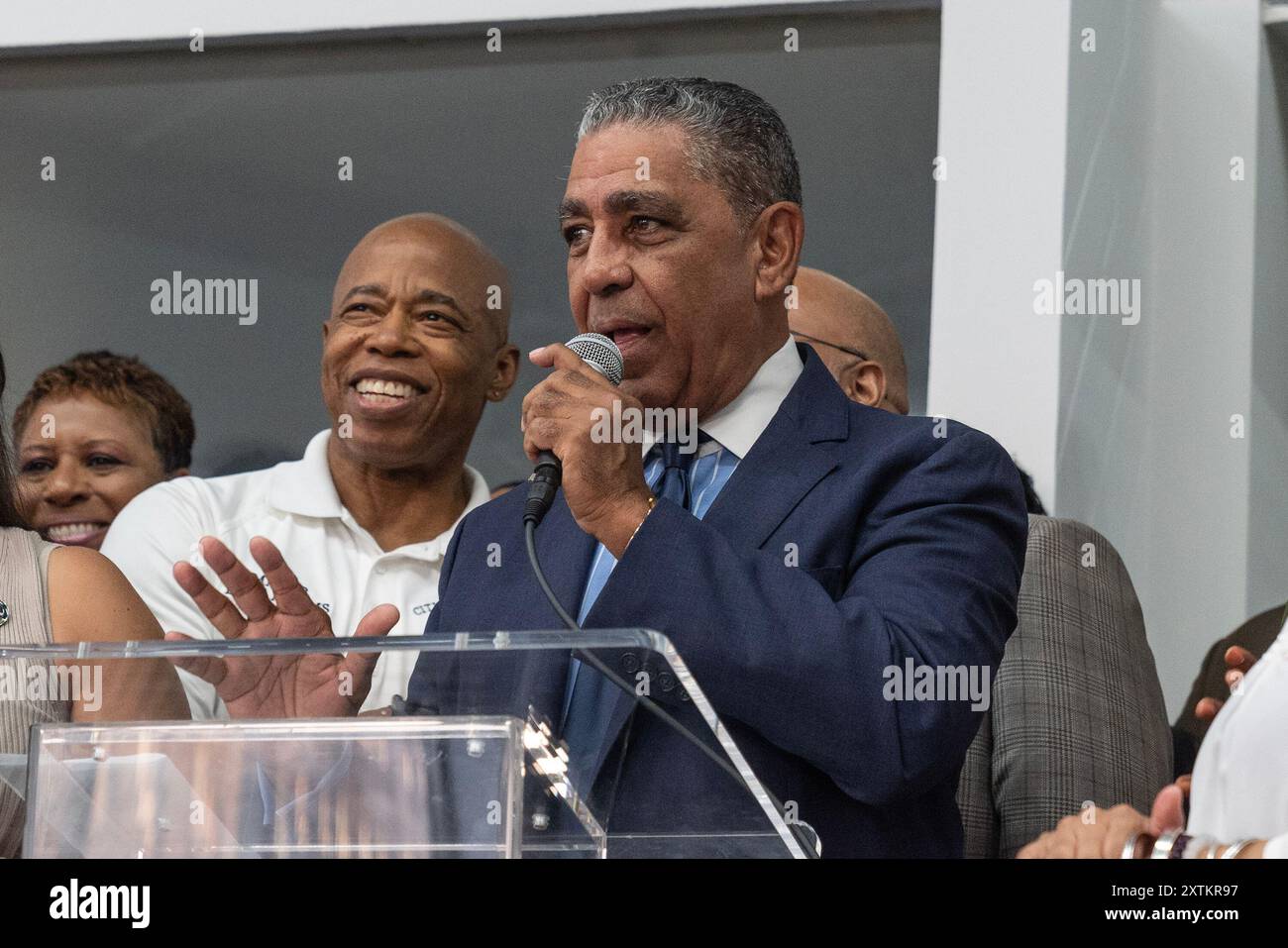 New York, New York, USA. August 2024. Der Kongressabgeordnete Adriano Espaillat spricht auf einer Kundgebung zur Unterstützung von Kamala Harris für den Präsidenten in der Unity Hall in New York. Die Kundgebung zur Unterstützung von Kamala Harris wurde vom demokratischen Parteibezirk in West Harlem und dem Kongressabgeordneten Adriano Espaillat organisiert. Aktivisten hielten eine Protestkundgebung gegenüber der Einheitshalle ab, um Palästina zu unterstützen, und beschuldigten die Biden-Harris-Regierung der Komplizenschaft durch die Lieferung von Waffen an Israel. Diese Aktivisten verlangten, den Verkauf von Waffen an Israel einzustellen. (Bild: © Lev Radin/Pacific Press via ZUMA Press Wir Stockfoto