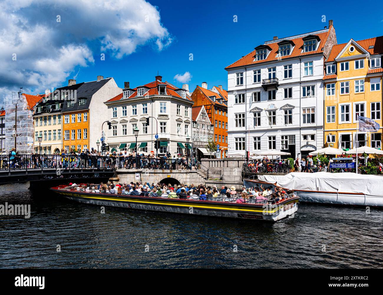 Kanalrundfahrt mit dem Boot unter einer Brücke in Nyhavn, Kopenhagen Stockfoto