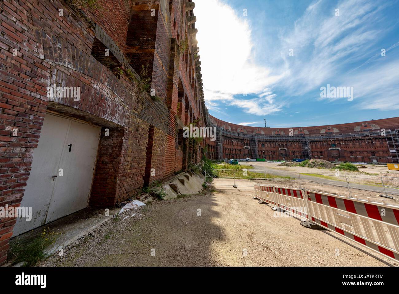 Reportage 14.08.2024 der Innenhof der Kongresshalle Nürnberg, in dem der Interimsbau des Bayerischen Staatstheaters Nürnberg für Oper, Ballett und Orchester entstehen soll das weite rund des Innenhofes Nürnberg Bayern Deutschland *** Bericht 14 08 2024 der Innenhof des Nürnberger Kongresshauses, dort, wo das Zwischengebäude des Bayerischen Staatstheaters Nürnberg für Oper, Ballett und Orchester errichtet werden soll, wird der breite Rundgang des Innenhof Nürnberg Bayern Deutschland errichtet Stockfoto