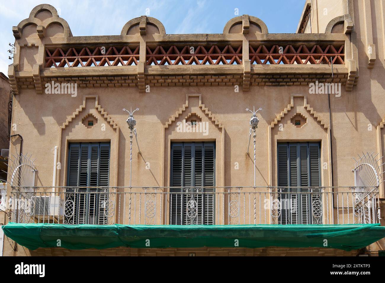 Viladecasn, SPANIEN - 15. AUGUST 2024: Fachada antigua con red de seguridad verde Stockfoto