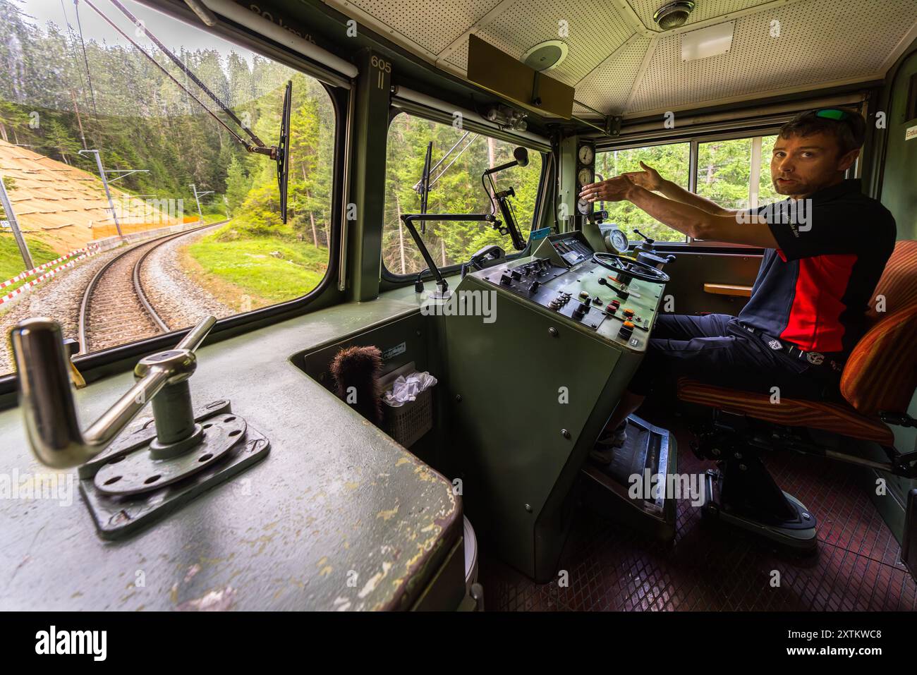 Fahren Sie mit der Silvretta-Lokomotive von 605 aus dem Jahr 1953 auf der Albula-Bahnstrecke, die zum Weltkulturerbe gehört, in Graubünden, Schweiz Stockfoto