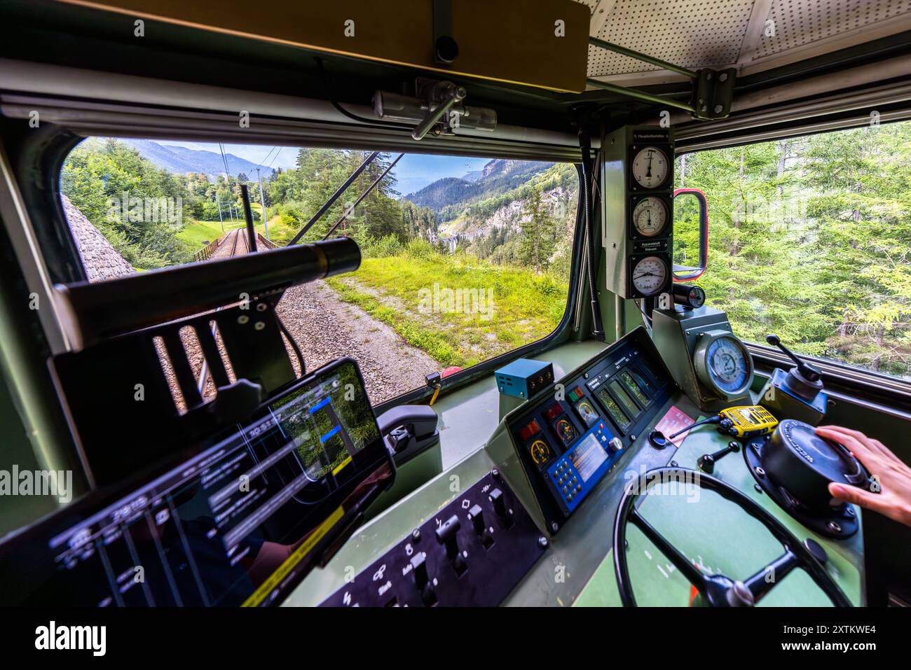 Fahren Sie mit der Silvretta-Lokomotive von 605 aus dem Jahr 1953 auf der Albula-Bahnstrecke, die zum Weltkulturerbe gehört, in Graubünden, Schweiz Stockfoto