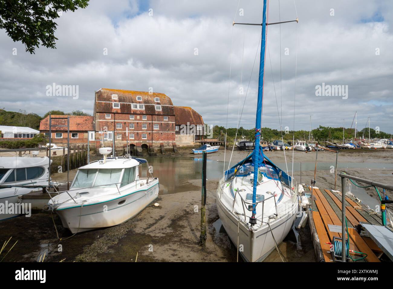 Ashlett Creek Mill, eine historische Gezeitenmühle in der Nähe von Fawley in Hampshire, England, Großbritannien, mit Booten am Victoria Quay Stockfoto