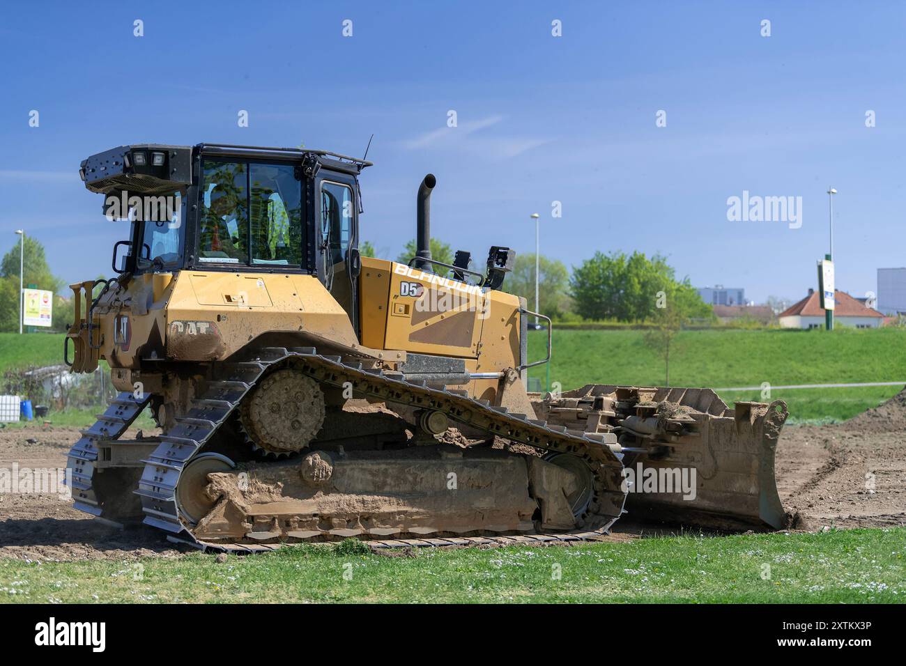 Nancy, Frankreich - Blick auf einen gelben Planierraupen CAT D5 für Erdarbeiten auf einer Baustelle. Stockfoto