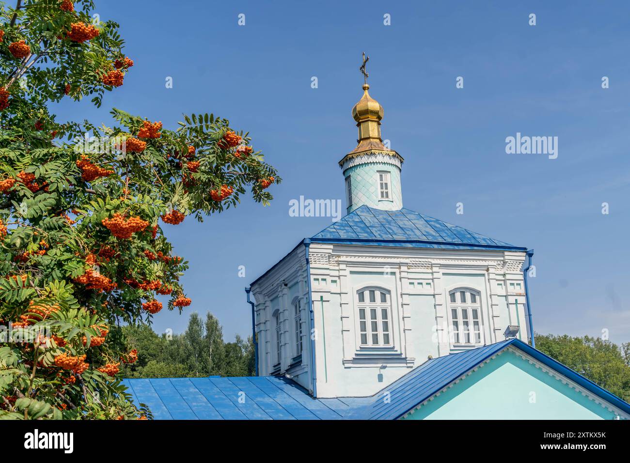 Die christliche Architektur von Korennaja Pustyn im Dorf Swoboda im Oblast Kursk, Russland. Stockfoto