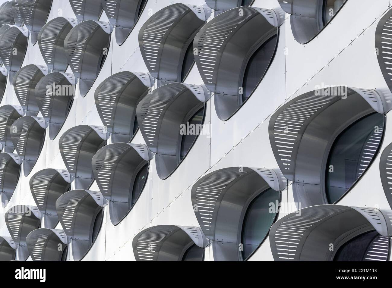Nancy, Frankreich - Blick auf die Edelstahlfassade des Quai Ouest Immobilienkomplexes, der 2014 auf einem ehemaligen Industriestandort in Nancy erbaut wurde. Stockfoto