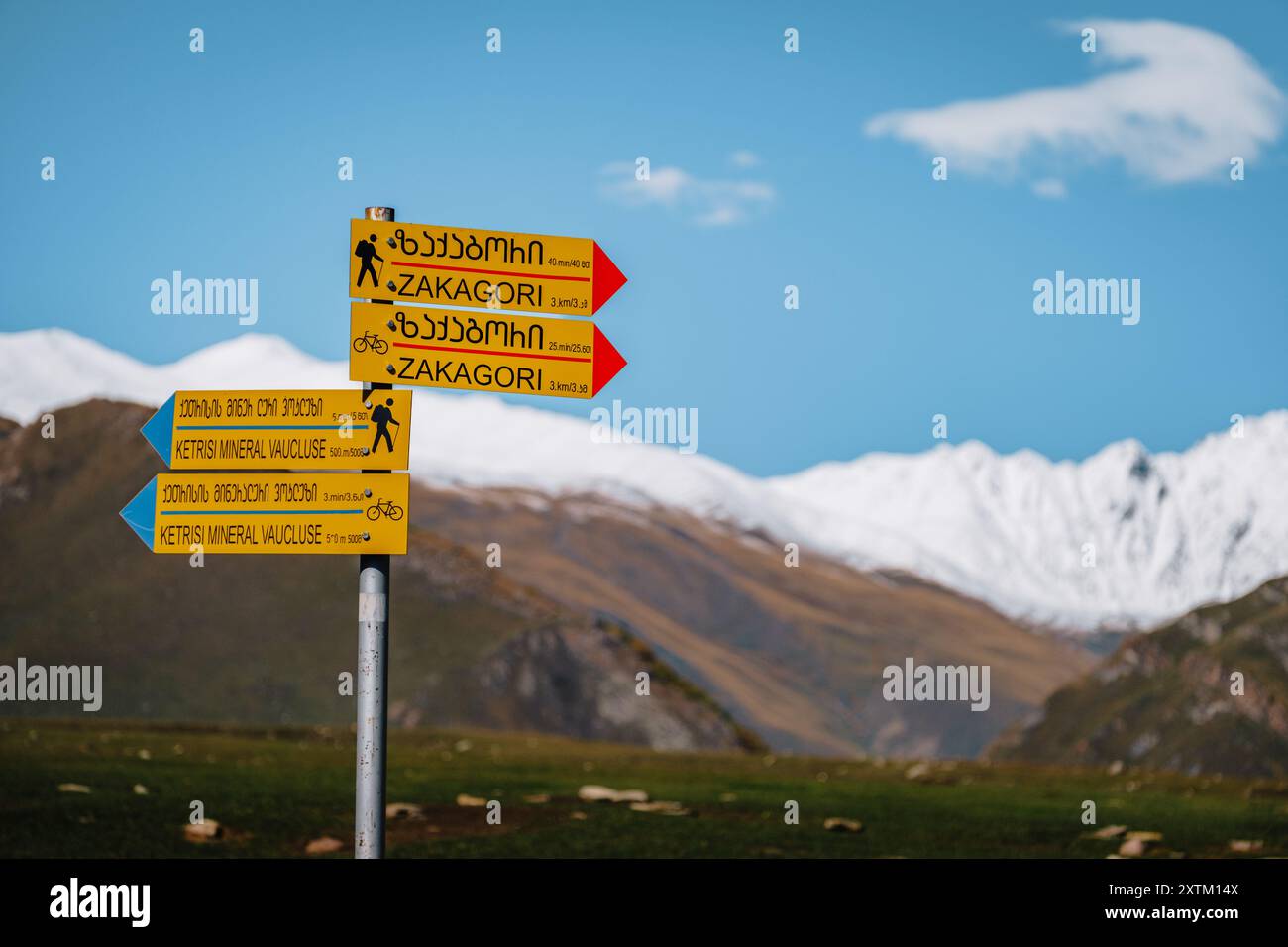 Schilder für Wander- und Radwege in der Truso-Schlucht in der Region Kazbegi in Georgien Stockfoto