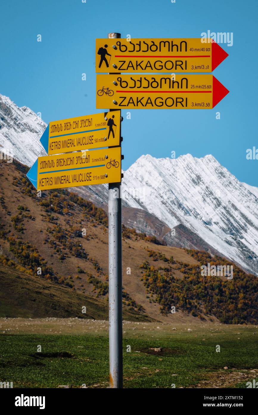 Schilder für Wander- und Radwege in der Truso-Schlucht in der Region Kazbegi in Georgien Stockfoto