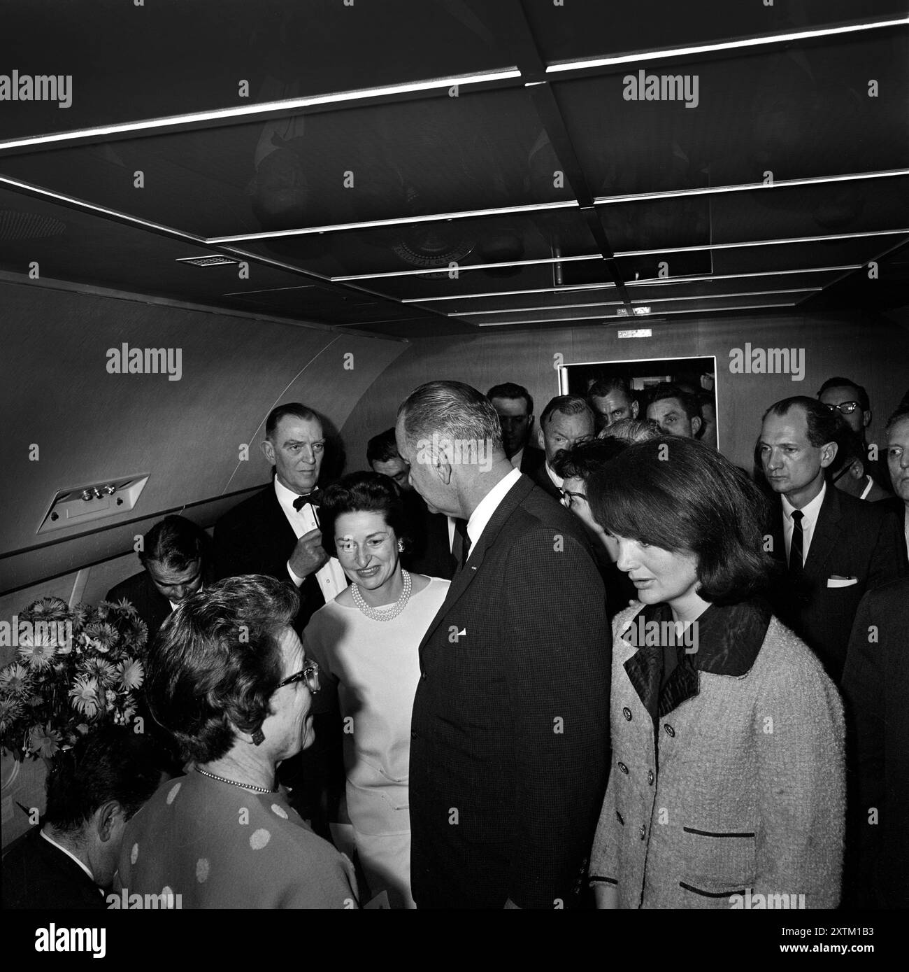 US-Präsident Lyndon Johnson und First Lady Claudia 'Lady Bird' Johnson mit Jacqueline Kennedy, nachdem Johnson von Richter Sarah Hughes an Bord der Air Force One als US-Präsident vereidigt wurde, nachdem er auf US-Präsident John Kennedy, Jack Valenti, Albert Thomas, Lem Johns, Jack Brooks, Bill Moyers im Hintergrund, Love Field Airport, Dallas, Texas, USA, Cecil W. Stoughton, 22. November 1963 Stockfoto