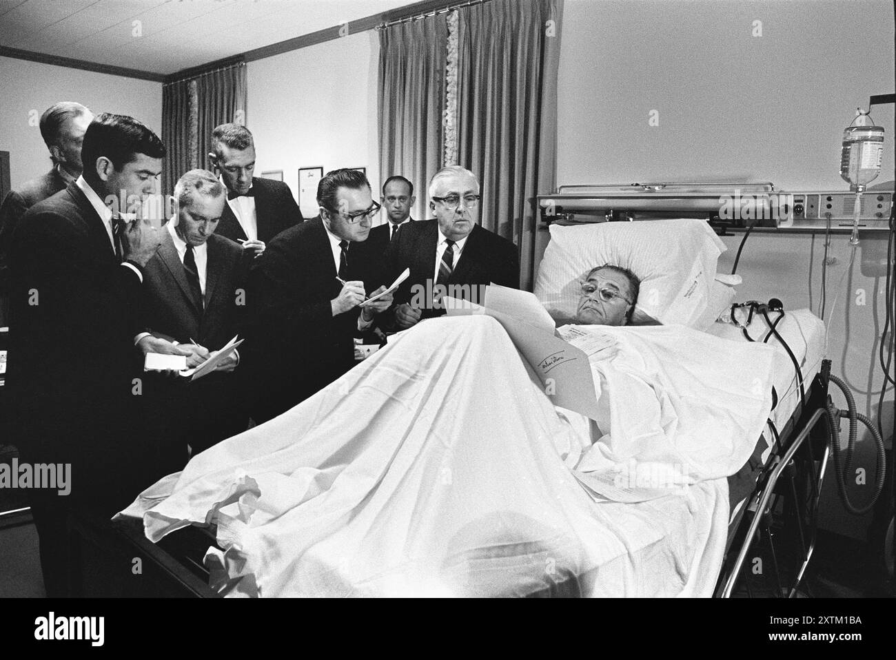 US-Präsident Lyndon Johnson Treffen mit der Presse nach der Operation zur Entfernung von Kehlkopfpolypen, National Naval Medical Center, Bethesda, Maryland, USA, Robert Knudsen, November 1966 Stockfoto