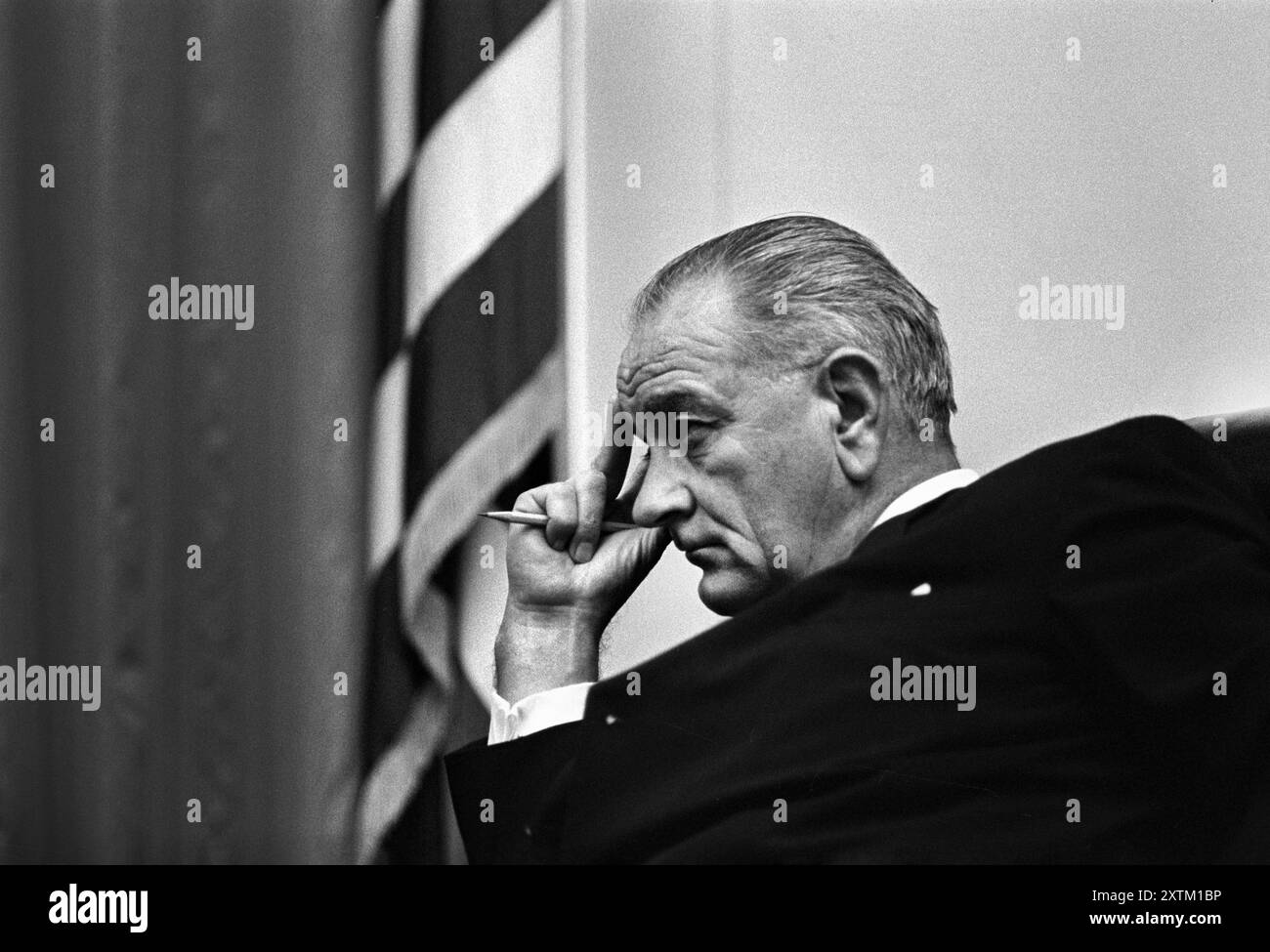 US-Präsident Lyndon Johnson hört während der Kabinettssitzung zu, Kabinettsaal, Weißes Haus, Washington, D.C. USA, Yoichi Okamoto, 21. Juli 1965 Stockfoto