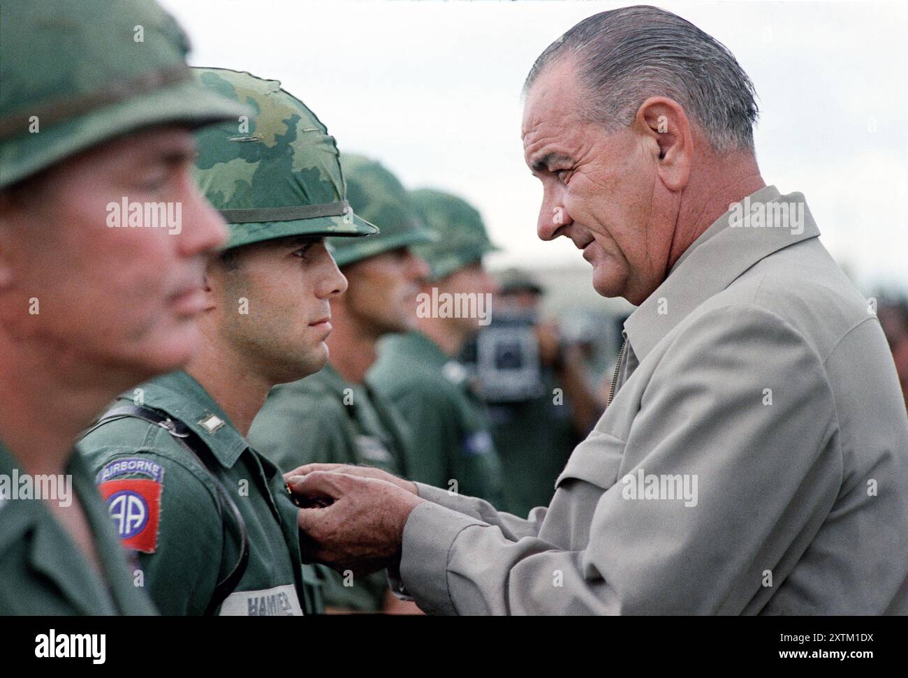 US-Präsident Lyndon B. Johnson vergibt das Distinguished Service Cross an First Lieutenant Marty A. Hammer während eines Besuchs in Cam Ranh Bay, Südvietnam, Yoichi Okamoto, 26. Oktober 1966 Stockfoto