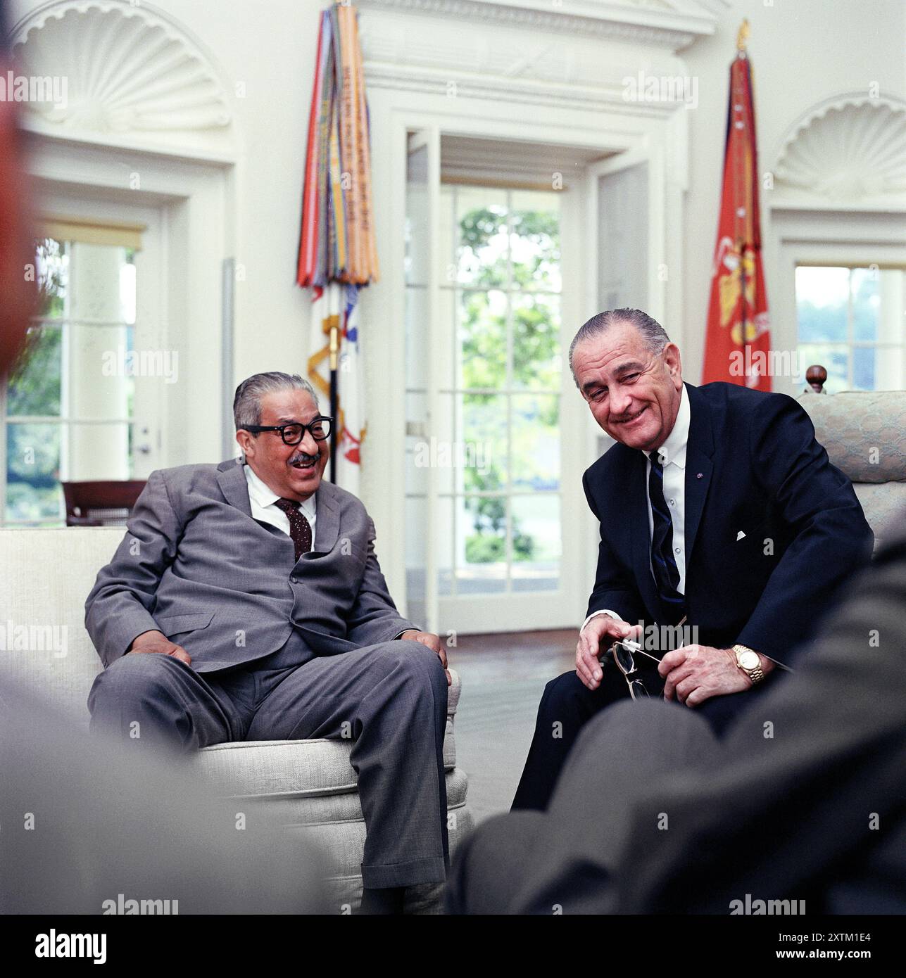 Thurgood Marshall und US-Präsident Lyndon Johnson bezüglich der Ankündigung von Marshalls Ernennung zum Associate Justice am Obersten Gerichtshof der Vereinigten Staaten, Oval Office, Weißen Haus, Washington, D.C. USA, Frank Wolfe, 13. Juni 1967 Stockfoto