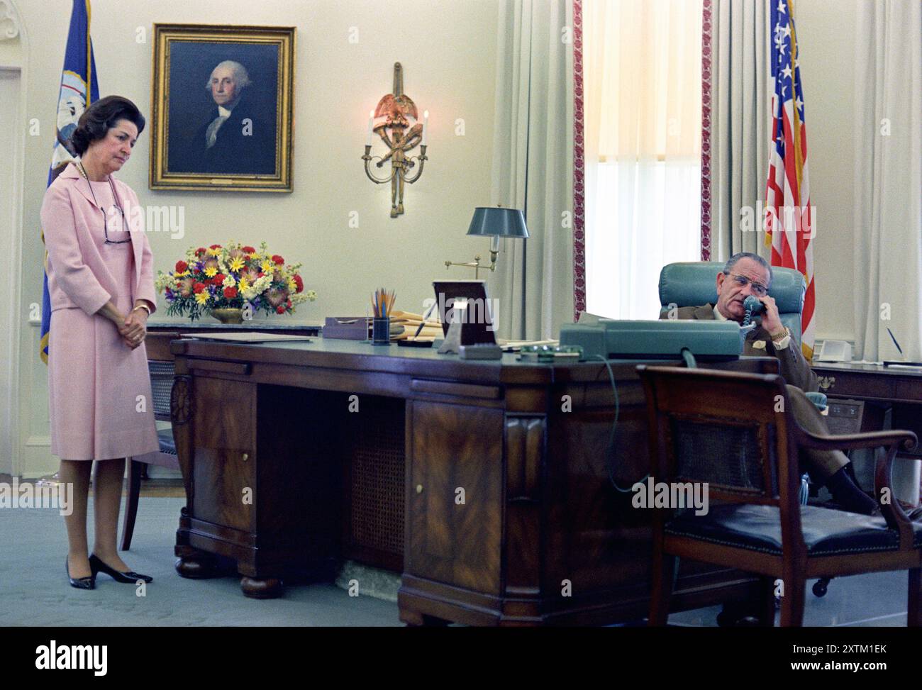 US First Lady Claudia 'Lady Bird' Johnson sieht als US-Präsident Lyndon Johnson die Kennedys nach Senator anruft. Robert F. Kennedys Ermordung, Oval Office, Weißes Haus, Washington, D.C. USA, Yoichi Okamoto, 6. Juni 1968 Stockfoto