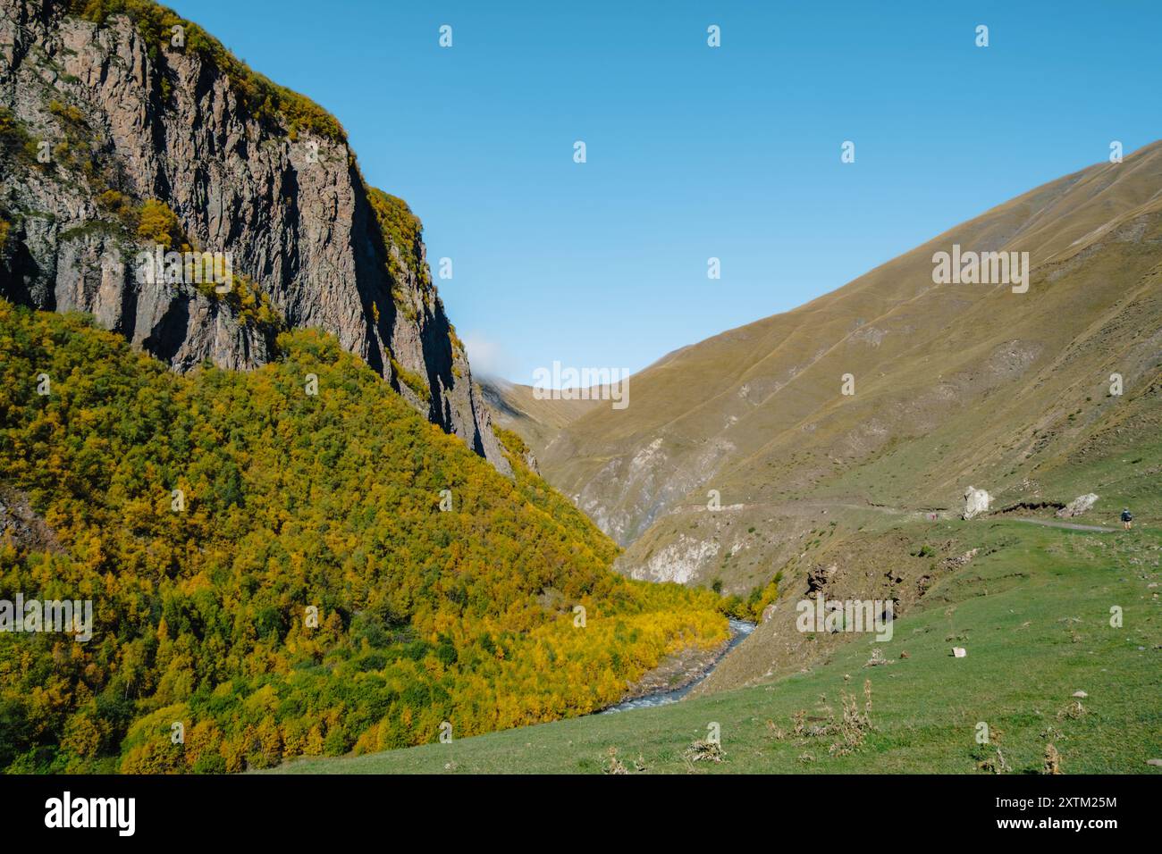Die Terek-Schlucht am Beginn der Truso-Schlucht-Wanderung in der Region Kazbegi in Georgien am klaren Herbsttag Stockfoto