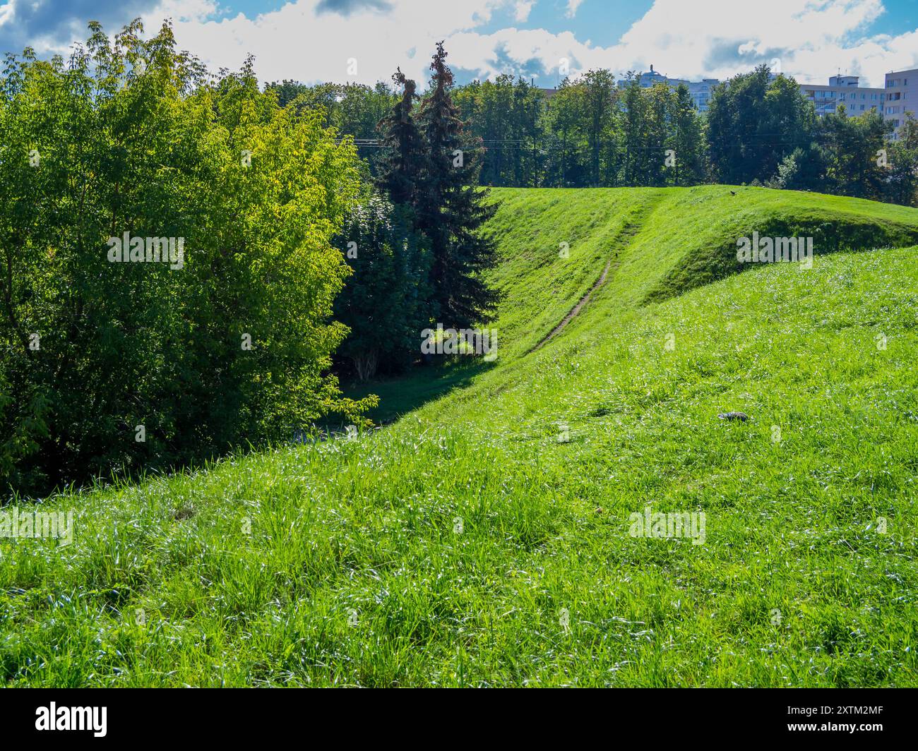 Der erhaltene Erdwall des Dmitrower Kremls. Stadt Dmitrow, Region Moskau Stockfoto