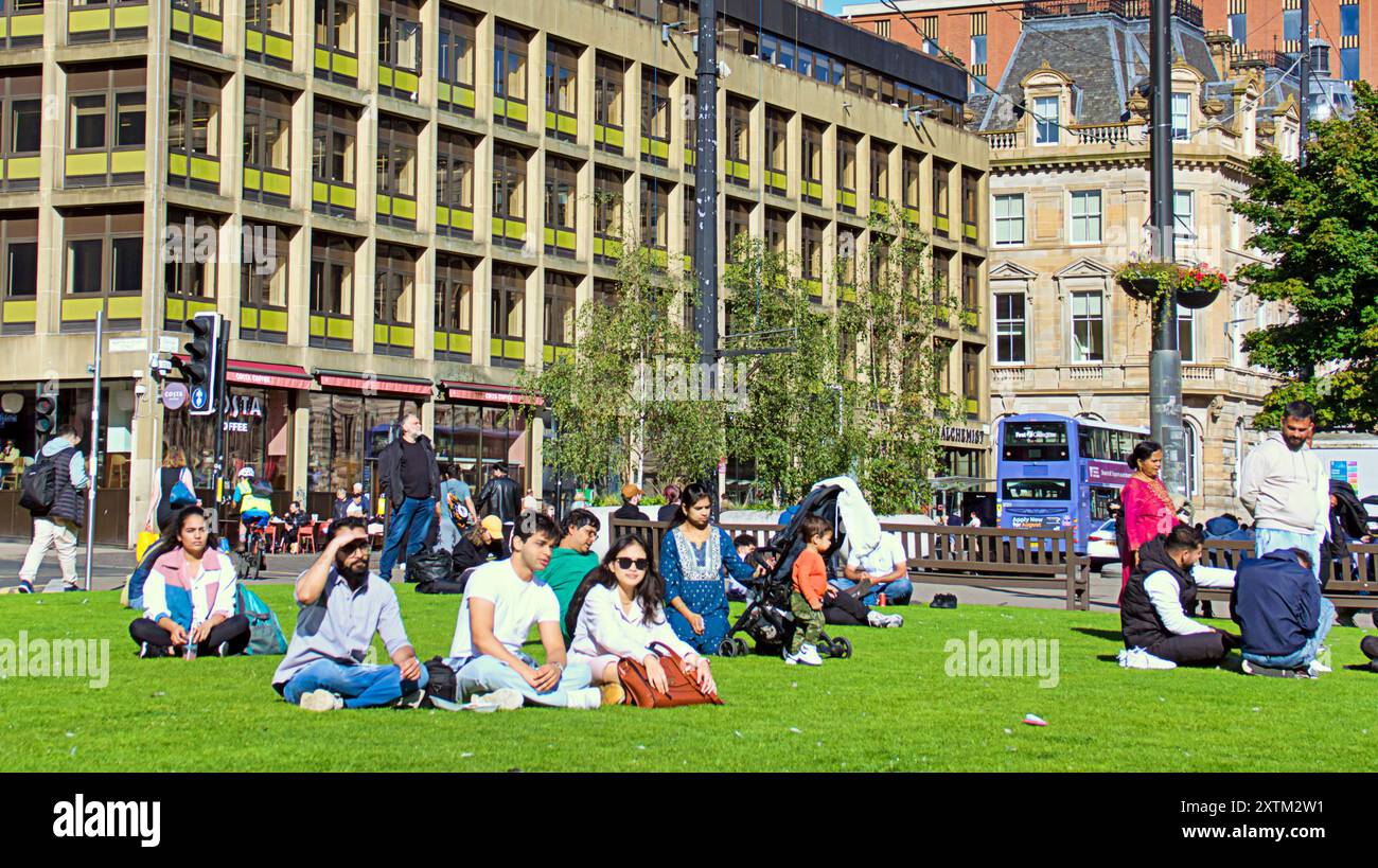 Glasgow, Schottland, Großbritannien, 15. August 2024. Indian National Day Celebration am george Square im Stadtzentrum am frühen Abend fand ein Treffen der schottischen indianervereinigung statt, um Unterhaltung und Kultur zu bieten. Credit Gerard Ferry /Alamy Live News Stockfoto