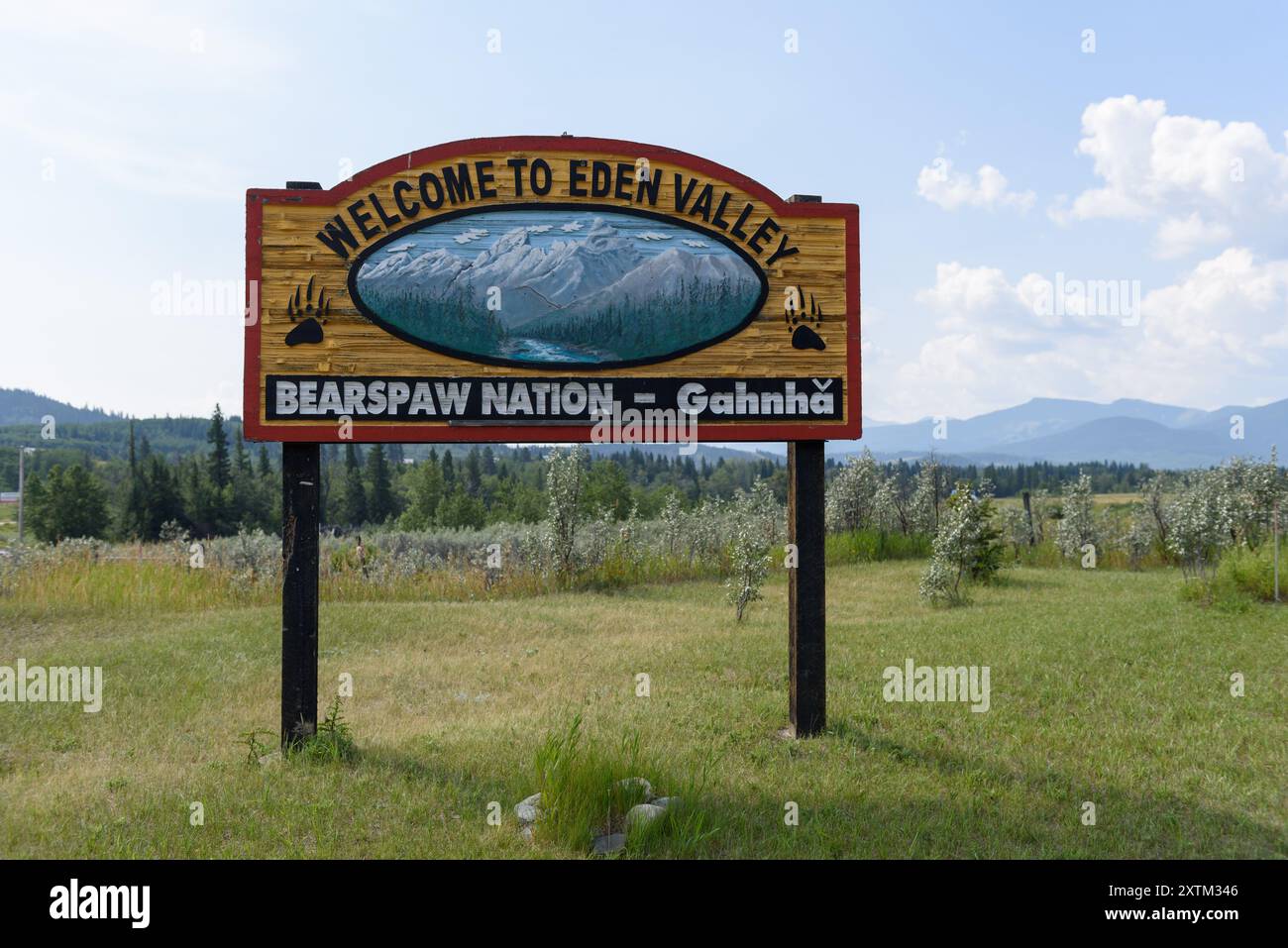 Ein Schild in der Nähe des Highway 541 heißt die Menschen im Eden Valley willkommen, einem First Nation Reservat der Stoney Nakoda westlich von Longview, Alberta, in der Nähe von Kananaskis. Stockfoto