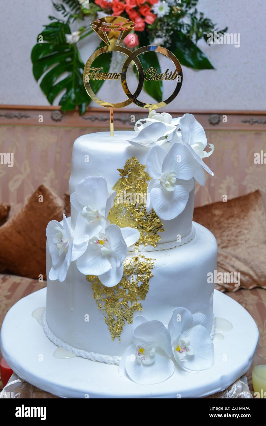 Weiße Hochzeitstorte mit essbarem Gold Stockfoto