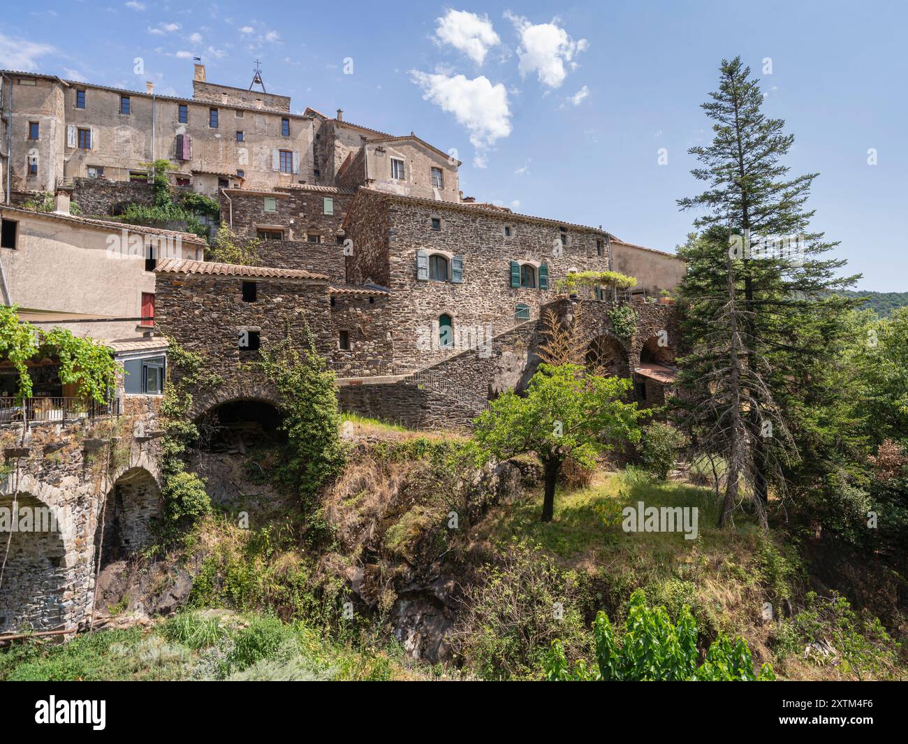 Blick auf die Sommerlandschaft des alten St. Martial Dorfes und der Kirche im Nationalpark Cevennen, UNESCO-Weltkulturerbe, Gard, Frankreich Stockfoto