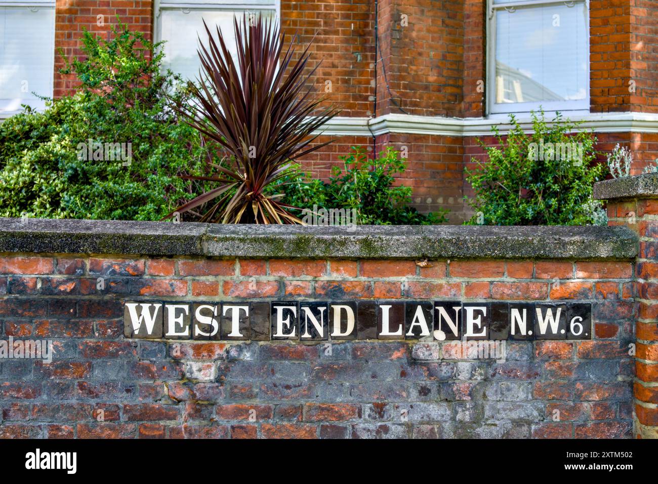 West End Lane NW6 Street Schild, West Hampstead, Borough of Camden, London, England, GROSSBRITANNIEN Stockfoto