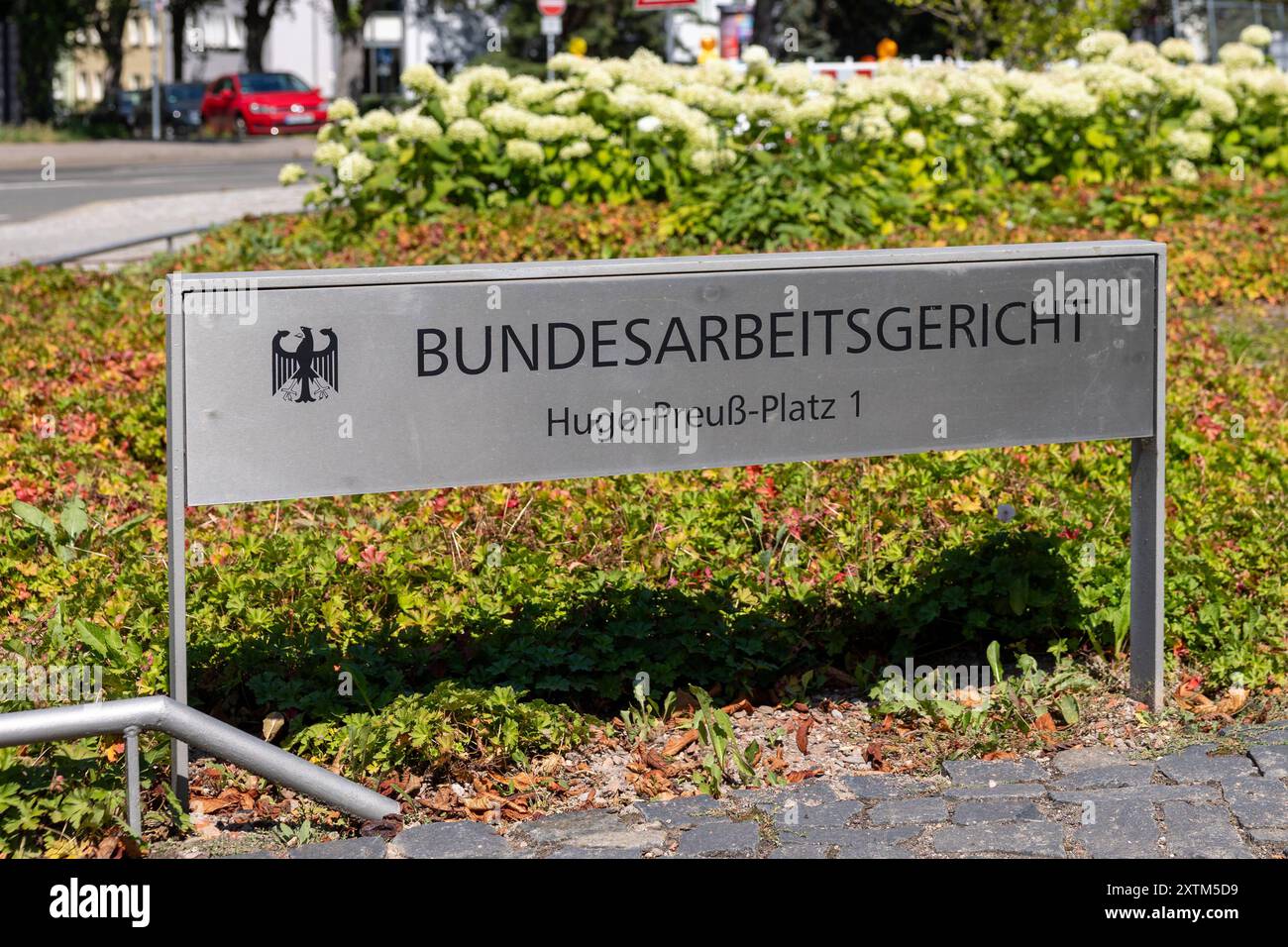 Justizgebäude in Erfurt ein Schild vor dem Zugang zum Bundesarbeitsgericht in Erfurt zeigt die Adresse Hugo-Preuß-Platz 1 und kennzeichnet den Eingang der Institution. Erfurt Altstadt Thüringen Deutschland *** Gerichtsgebäude Erfurt Ein Schild vor dem Eingang zum Bundesarbeitsgericht Erfurt zeigt die Adresse Hugo Preuß Platz 1 und markiert den Eingang zur Einrichtung Erfurt Altstadt Thüringen Deutschland 20240815-6V2A6700 Stockfoto