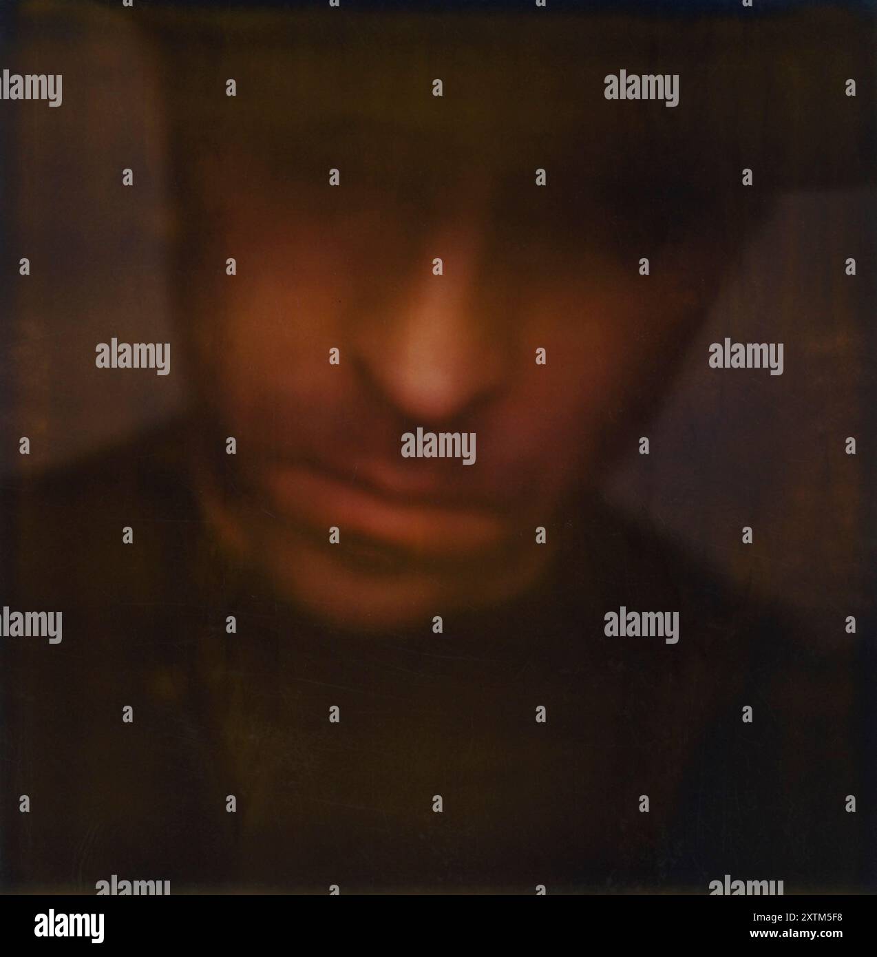 Verschwommenes Kopf- und Schulterporträt eines mittelerwachsenen Mannes Stockfoto