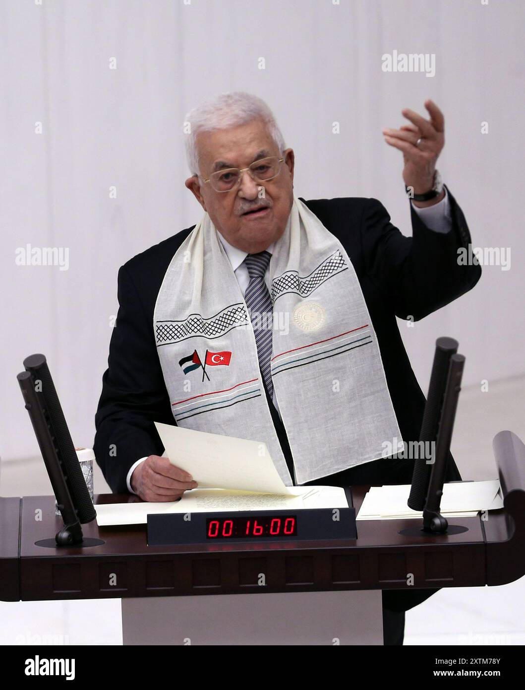 (240815) -- ANKARA, 15. August 2024 (Xinhua) -- der palästinensische Präsident Mahmud Abbas spricht am 15. August 2024 auf der Großen Nationalversammlung von T¨¹rkiye in Ankara, T¨¹rkiye. Ohne die internationale Anerkennung eines geeinten Palästinas werde es in der Region keinen Frieden, keine Solidarität und keinen Wohlstand geben, sagte der palästinensische Präsident Mahmud Abbas am Donnerstag bei seinem Besuch in Ankara in T¨¹rkiye. (Mustafa Kaya/Handout Via Xinhua) Stockfoto