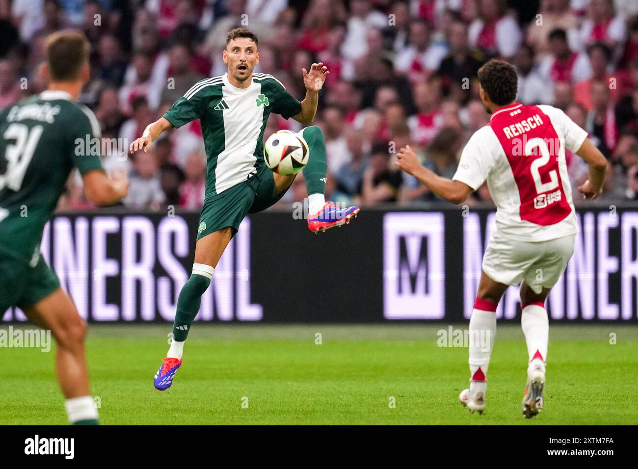 Amsterdam, Niederlande. August 2024. AMSTERDAM, NIEDERLANDE - 15. AUGUST: Filip Mladenovic von Panathinaikos FC tritt den Ball beim Spiel der dritten Qualifikationsrunde der UEFA Champions League im 2. Leg zwischen AFC Ajax und Panathinaikos FC am 15. August 2024 in der Johan Cruijff Arena in Amsterdam. (Foto von Patrick Goosen/Orange Pictures) Credit: Orange Pics BV/Alamy Live News Stockfoto