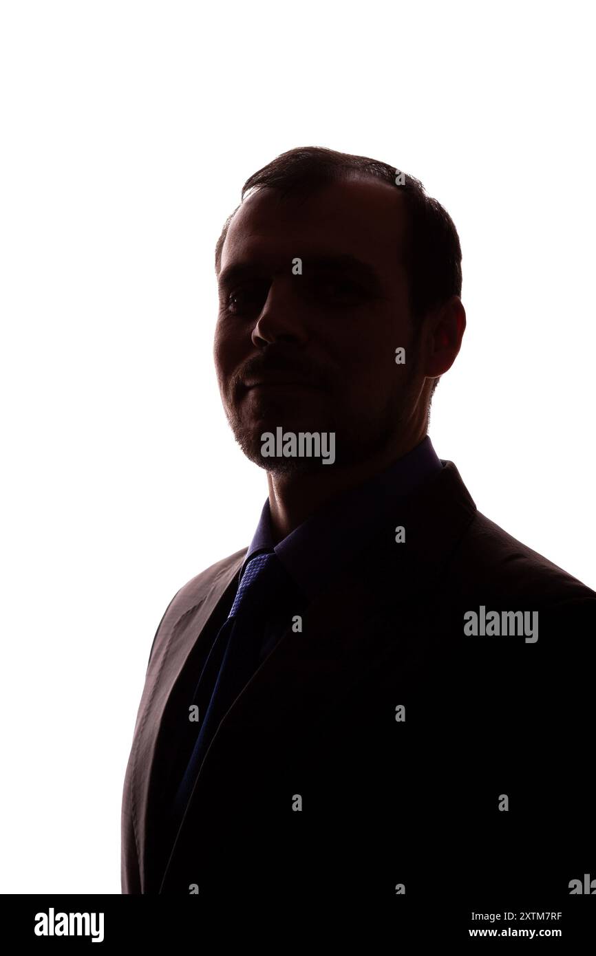 Lächelnder Mann junger unrasierter Geschäftsmann Geschäftskleidung Silhouette - auf weißem Hintergrund isolieren Stockfoto