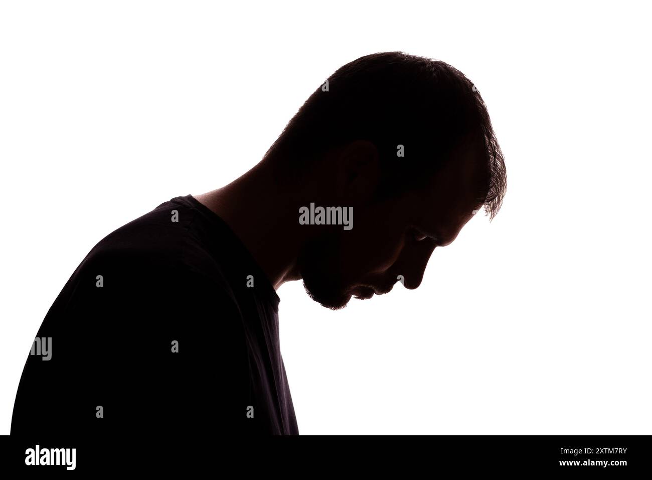 Trauriger Mann junger unrasierter Geschäftsmann Geschäftskleidung Silhouette - auf weißem Hintergrund isolieren Stockfoto