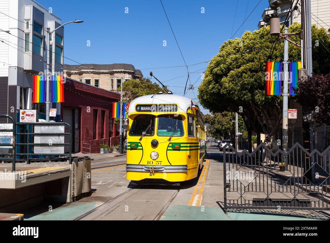 Straßenwagen auf der Linie F Market & Wharves in San Francisco, CA. Stockfoto