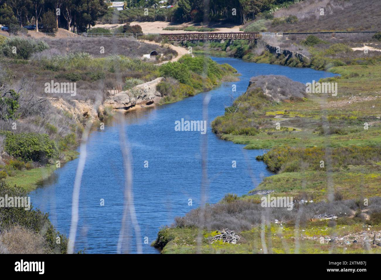 Blauer Fluss fließt im Park Stockfoto