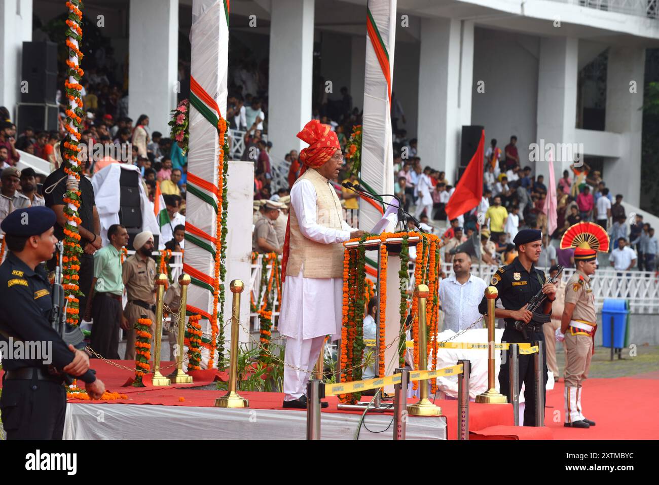 GURUGRAM, INDIEN - 15. AUGUST: PWD und Minister für öffentliche Gesundheit und Technik Dr. Banwari Lal sprechen am 15. August 2024 in Gurugram, Indien, an den 78. Unabhängigkeitstag im Tau Devi Lal Stadium in Sector-38 in der Nähe von Rajiv chowk. Das Thema des diesjährigen Unabhängigkeitstages ist „ViksitBharat@2047“. Am 15. August wurde Indien für frei von den Klauen der Briten erklärt, die das Land mehr als 200 Jahre lang regierten. Dies ist einer der nationalen Tage, an denen sich die Indianer an die Freiheitskämpfer erinnern, die ihr Leben der Freiheit des Landes geopfert und gewidmet haben. (Pho Stockfoto