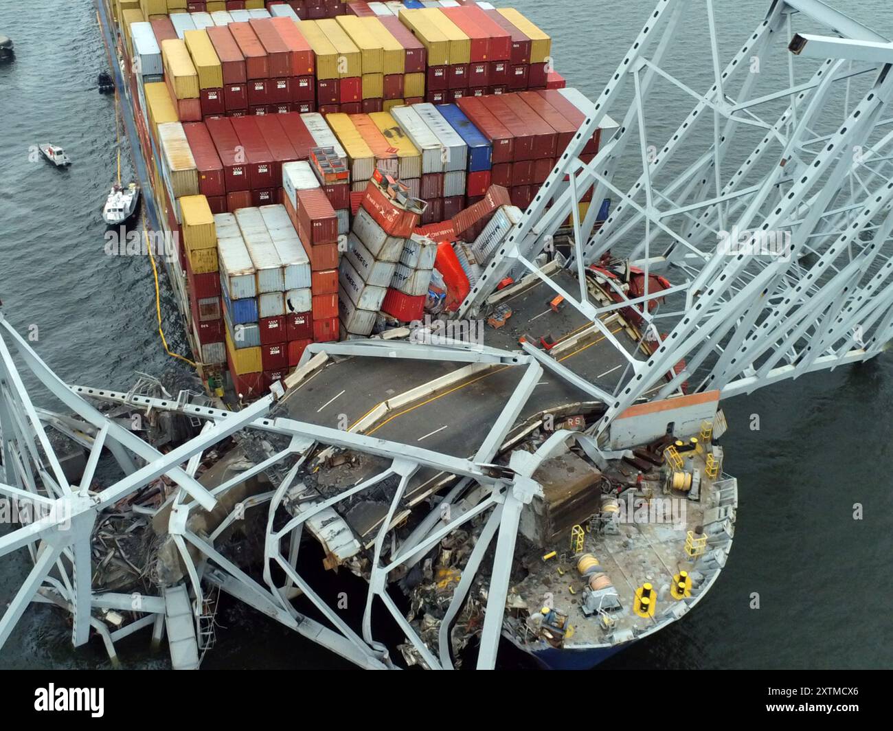 Das Containerschiff Dali wird am 28. März 2024 mit der eingestürzten Francis Scott Key Bridge in Baltimore gezeigt. Stockfoto