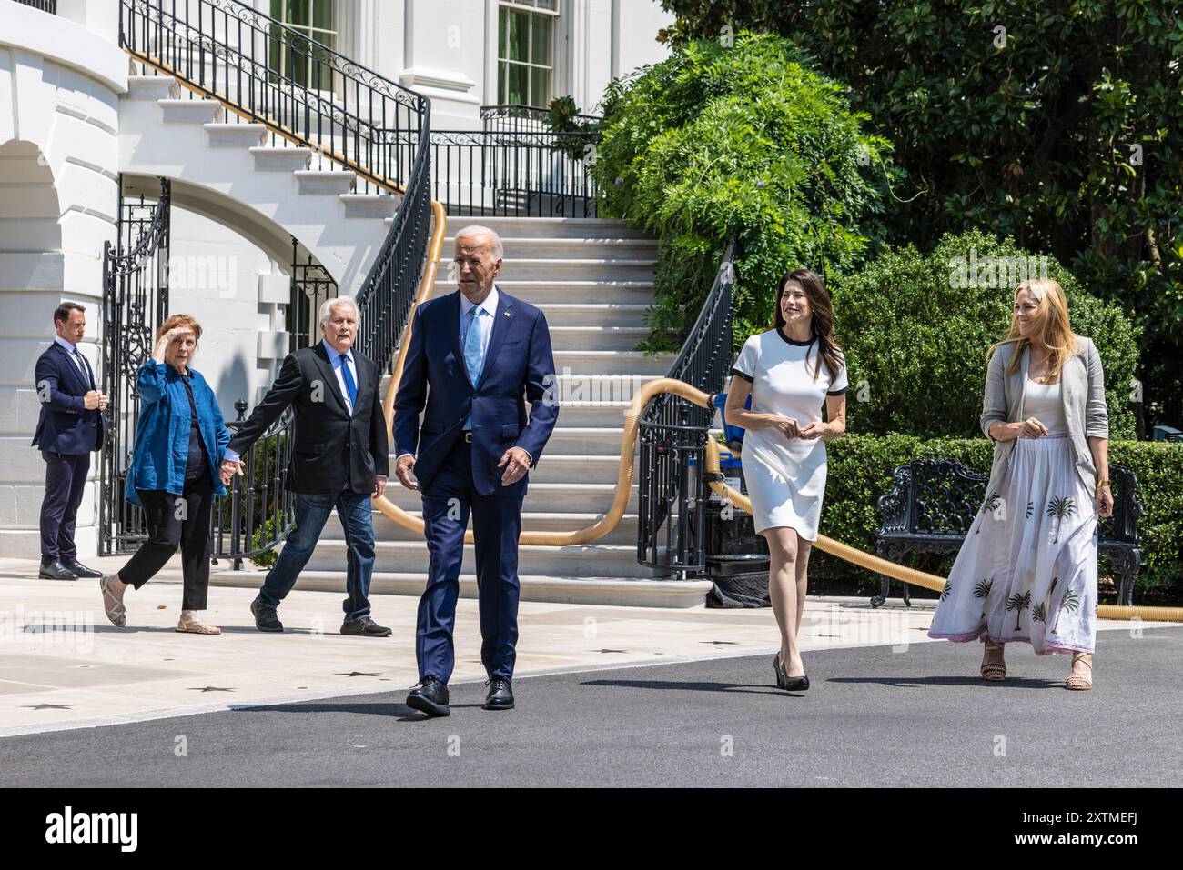Schauspieler Martin Sheen, von dritter links, US-Präsident Joe Biden, Schauspielerin Melissa Fitzgerald und Mary McCormack verlassen am Donnerstag, den 15. August, das Weiße Haus in Washington, DC, USA. 2024. Biden wird auf den Wahlkampfpfad zurückkehren und eine seltsame, bittersüße Dynamik verfolgen: wie man von einem amtierenden Präsidentschaftskandidaten zu einem Hype-Mann für Vizepräsidentin Kamala Harris übergeht? Fotografin: Anna Rose Layden/Pool/SIPA USA Credit: SIPA USA/Alamy Live News Stockfoto