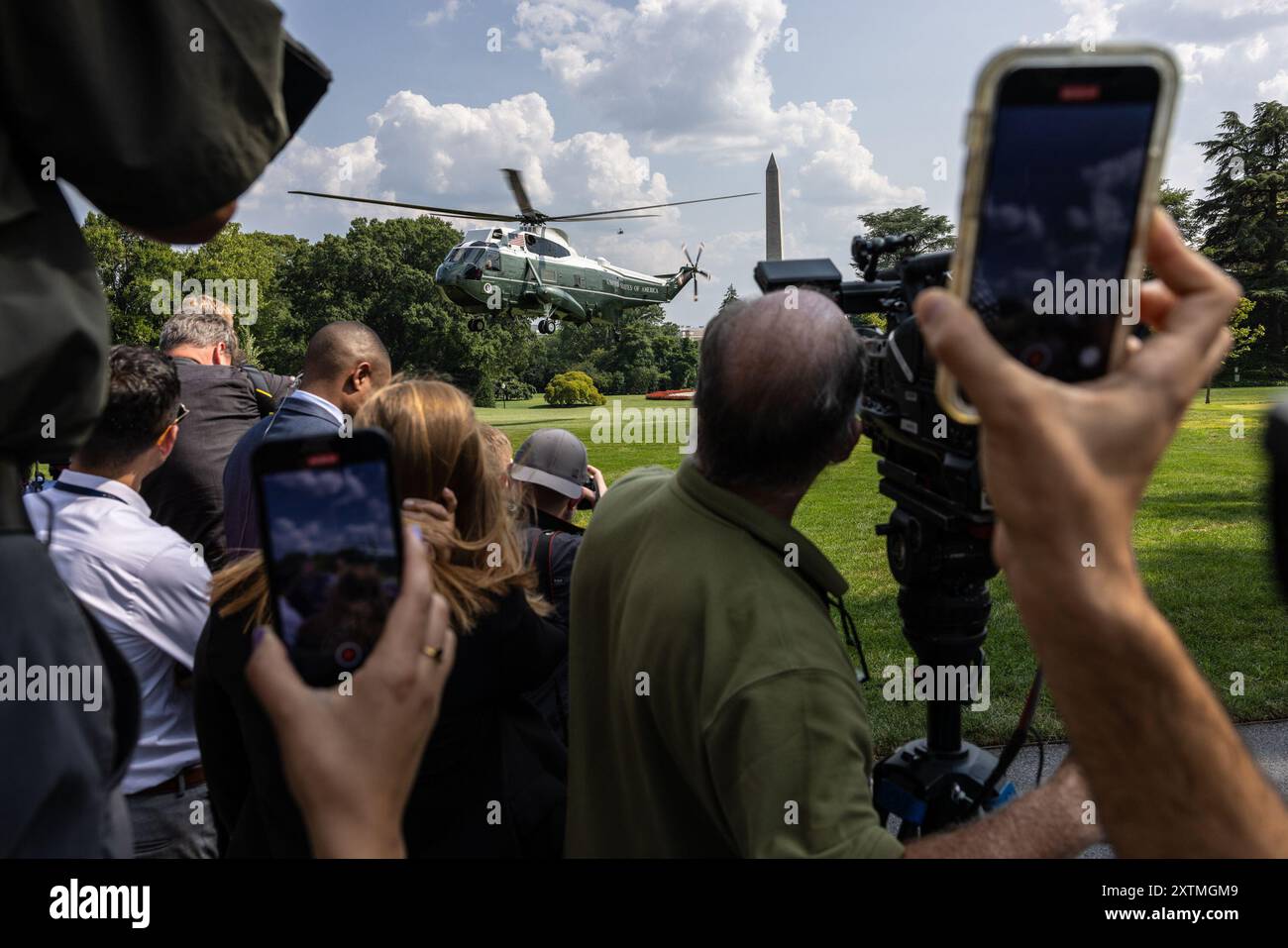 Medienmitglieder als Marine One mit US-Präsident Joe Biden kehrt am Donnerstag, dem 15. August, in den Südgarten des Weißen Hauses in Washington, DC, USA, zurück. 2024. Biden kehrte zum Wahlkampfpfad zurück und steuerte eine seltsame, bittersüße Dynamik: wie man vom amtierenden Präsidentschaftskandidaten zum Hype-Mann für Vizepräsidentin Kamala Harris übergeht. Fotografin: Anna Rose Layden/Pool/SIPA USA Credit: SIPA USA/Alamy Live News Stockfoto