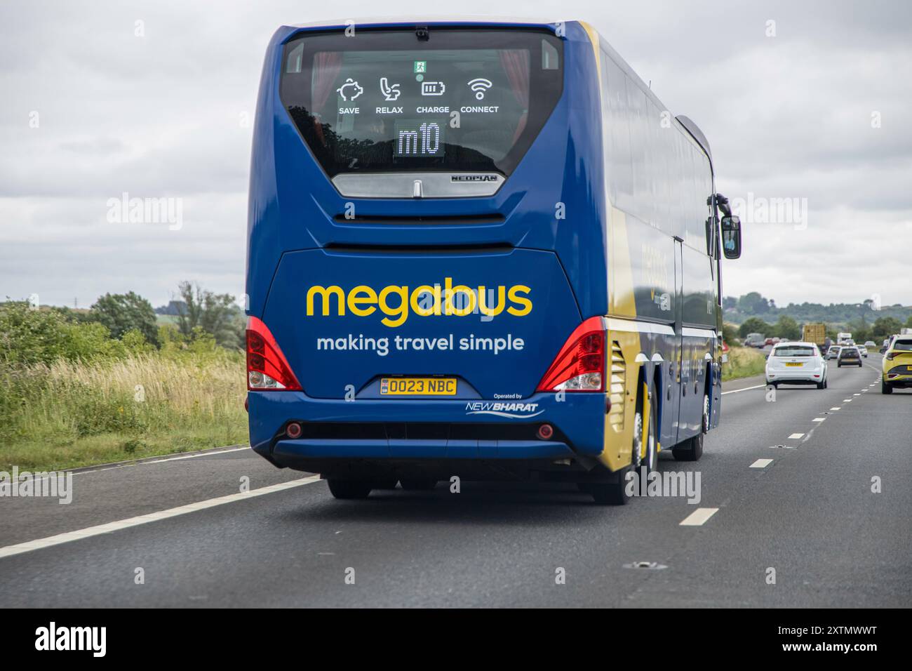 London, Großbritannien - 30. Juni 2023: Megabus m10 Bus fährt auf der Ringstraße m4. Stockfoto