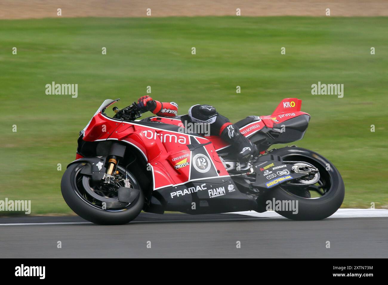 Jorge Martin - Prima Pramac Racing in seiner 75. Retro-Lackierung - Rider Nummer 89 auf einem Ducati bei der britischen MotoGP 2024 in Silverstone im August 2024 Stockfoto
