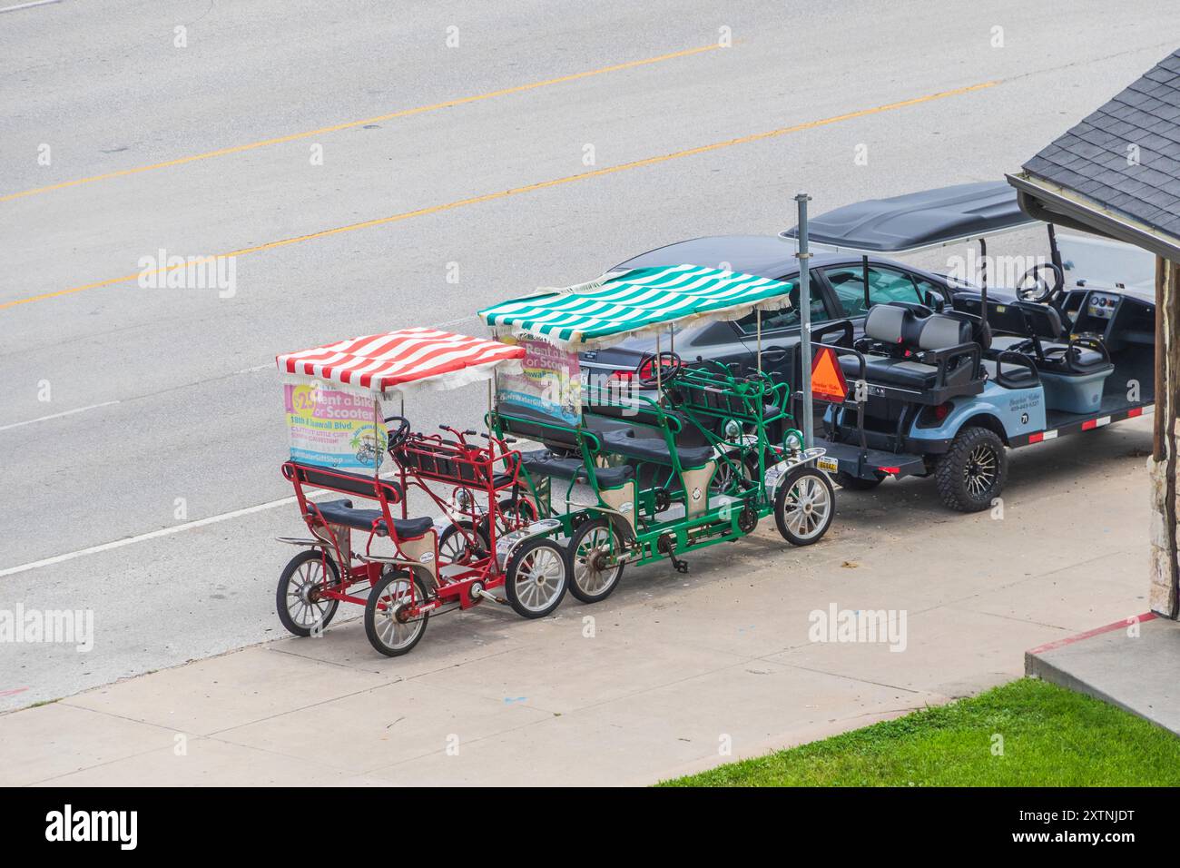 Buggys können am Galveston Seawall Drive gemietet werden Stockfoto