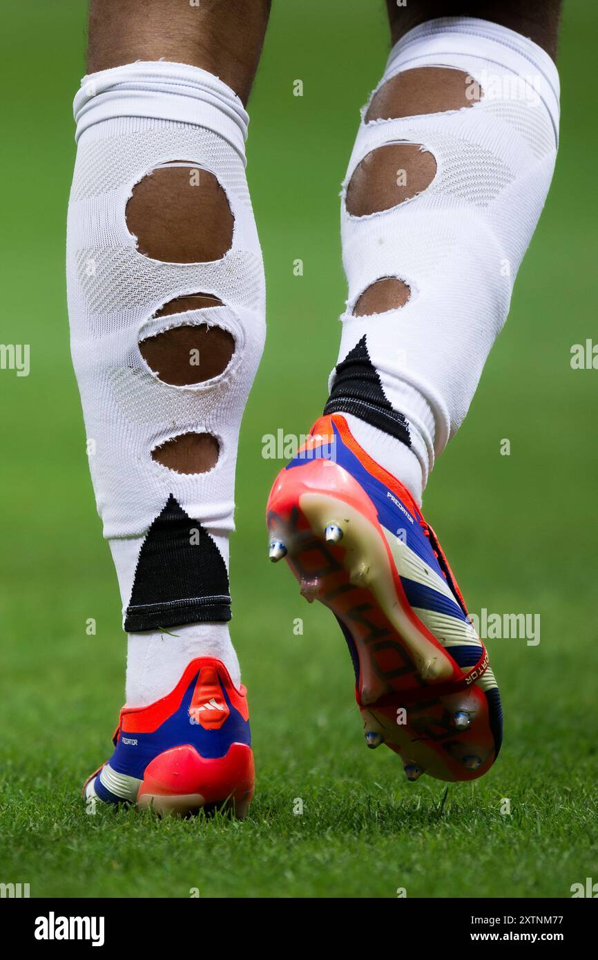 Warschau, Polen. 14. August 2024. Die Socken voller Löcher, die Jude Bellingham von Real Madrid CF getragen hat, sind während des UEFA Super Cup 2024 zwischen Real Madrid CF und Atalanta BC zu sehen. Quelle: Nicolò Campo/Alamy Live News Stockfoto