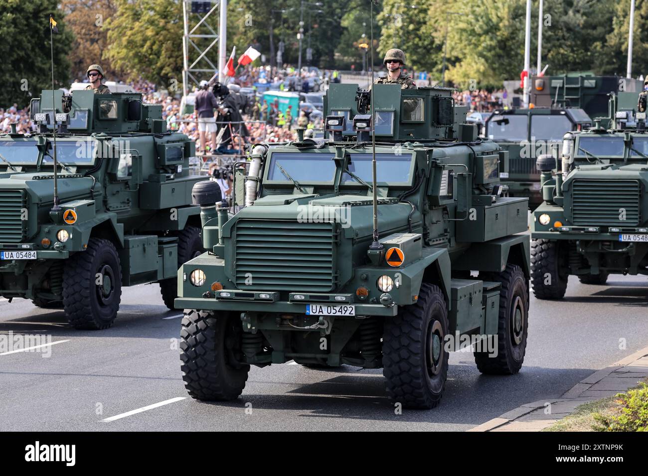 Warschau, Polen. August 2024. Polnische Soldaten präsentieren COUGAR 4x4 Mine Resistant Hinterhalt geschütztes Fahrzeug in der Wislostrada im Zentrum von Warschau, der Hauptstadt Polens, während einer Militärparade am Tag der Polnischen Armee. Die Parade präsentiert über 200 Militäreinheiten der polnischen Armee. Der polnische Präsident Andrzej Duda, Premierminister Donald Tusk und viele andere polnische Politiker beobachteten die Parade. Quelle: SOPA Images Limited/Alamy Live News Stockfoto