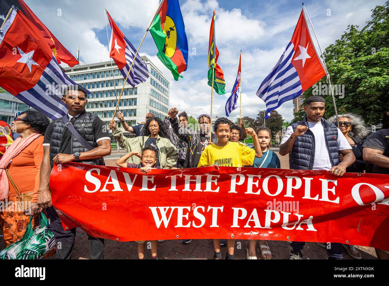 Den Haag, Niederlande. August 2024. Während der Demonstration auf dem Carnegieplein, gegenüber dem Internationalen Gerichtshof (ICJ), halten die Demonstranten ein Banner und Fahnen. Indonesien marschierte 1961 in West-Papua ein. Unter großem pollischem Druck der Vereinigten Staaten wurde West Papua 1963 von Indonesien annektiert. Seitdem kämpft das westpapuanische Volk für seine Freiheit und Unabhängigkeit. Beenden Sie den Kolonialismus im Pazifik. Quelle: SOPA Images Limited/Alamy Live News Stockfoto