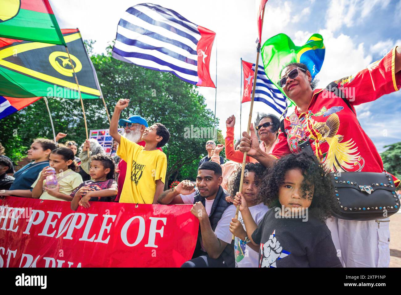 Den Haag, Niederlande. August 2024. Während der Demonstration auf dem Carnegieplein, gegenüber dem Internationalen Gerichtshof (ICJ), halten die Demonstranten ein Banner und Fahnen. Indonesien marschierte 1961 in West-Papua ein. Unter großem pollischem Druck der Vereinigten Staaten wurde West Papua 1963 von Indonesien annektiert. Seitdem kämpft das westpapuanische Volk für seine Freiheit und Unabhängigkeit. Beenden Sie den Kolonialismus im Pazifik. (Foto: Charles M Vella/SOPA Images/SIPA USA) Credit: SIPA USA/Alamy Live News Stockfoto