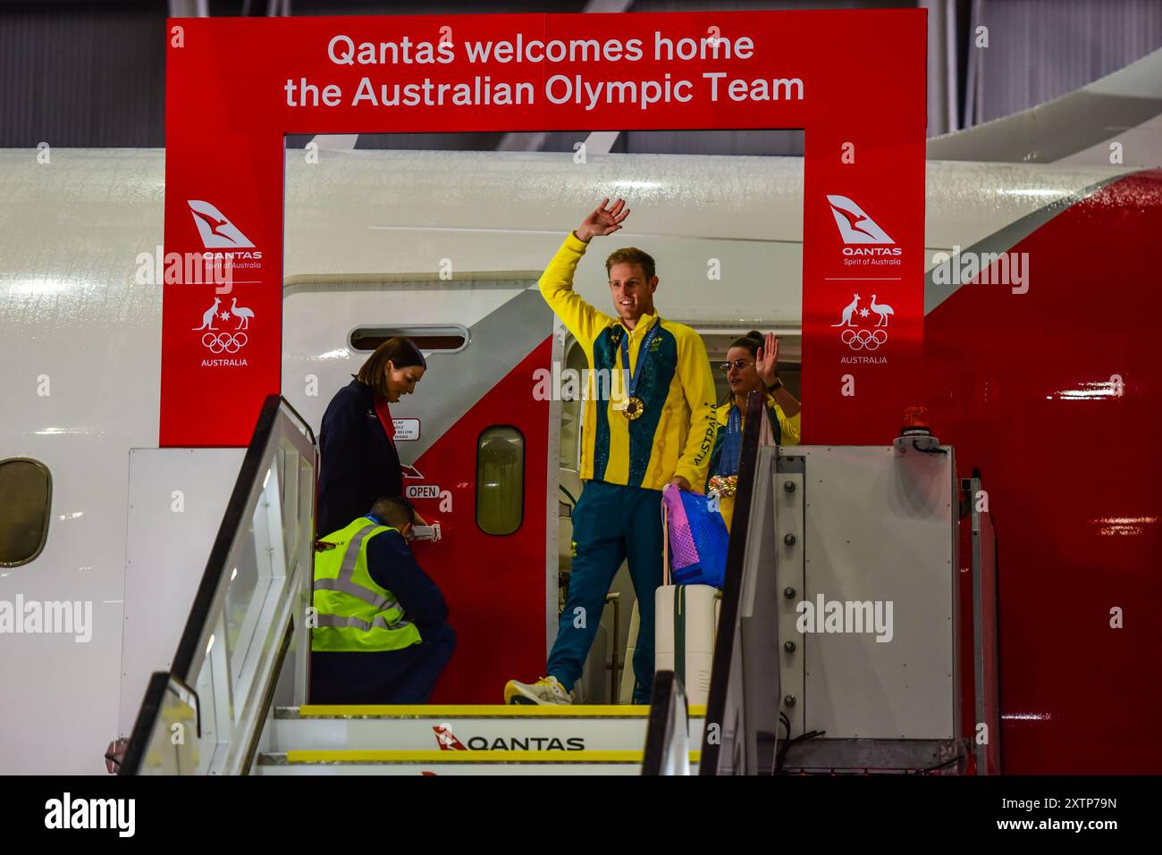 Matt Wearn, doppelter Goldmedaillengewinner im Segeln, wird von den Olympischen Spielen 2024 in Paris nach Australien mit dem australischen Olympiasieam ankommen. Offizielle Willkommensparty des australischen Olympischen Teams bei Ankunft im Qantas Hangar 96, während australische Olympiasieger den Qantas „Go Aussies“ Dreamliner Jet am Flughafen Sydney verlassen. Das Team, das „grün und Gold“ trug, wurde von australischen Regierungsbeamten, Sportfunktionären, Qantas-Mitarbeitern, Medien und Familienmitgliedern begrüßt. Stockfoto