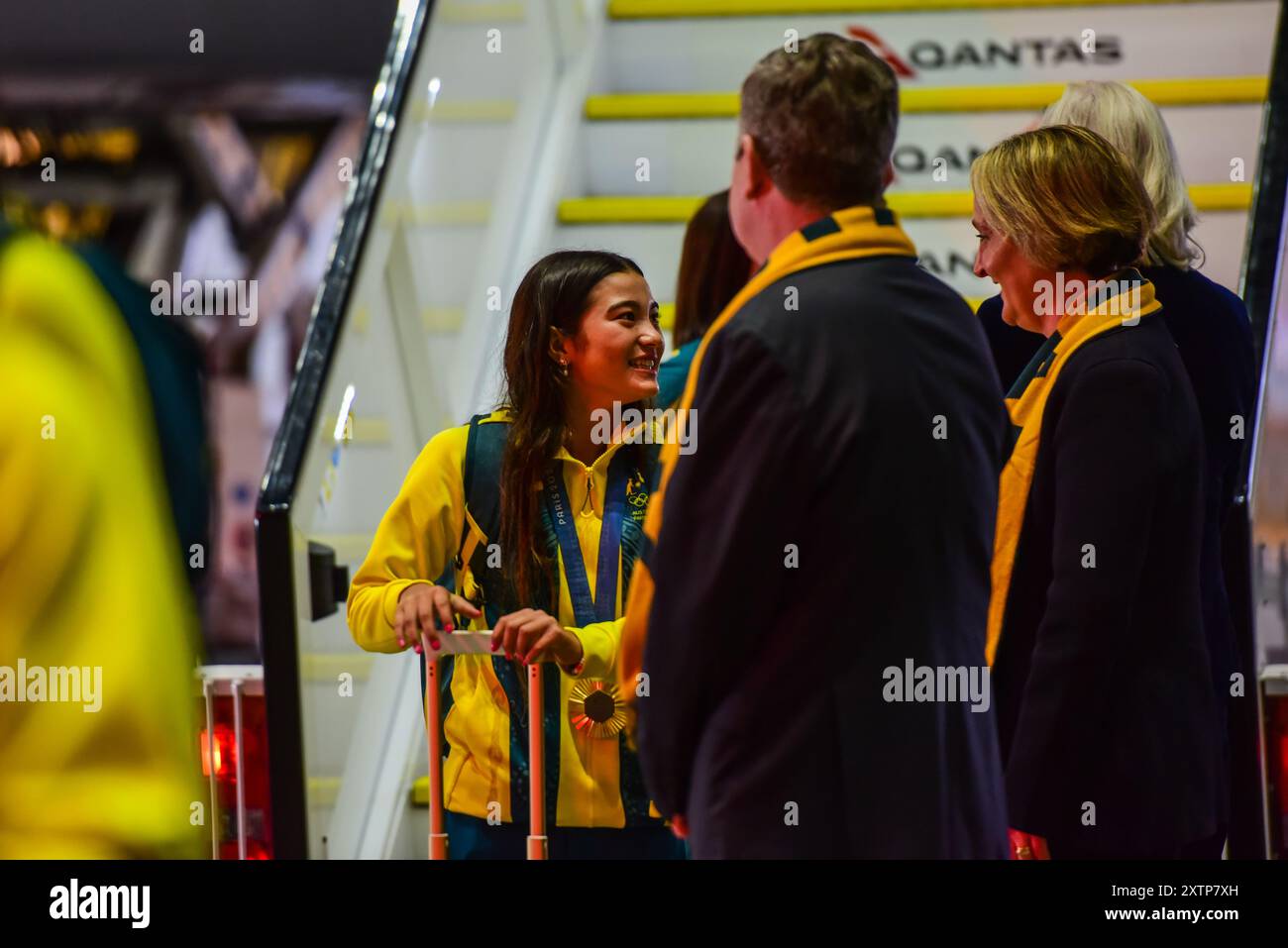 Arisa Trew, das jüngste Mitglied des australischen Teams, begrüßt den CEO von Qantas Vanessa Hudson, als Athleten bei den Olympischen Spielen 2024 in Paris ankommen. Offizielle Willkommensparty des australischen Olympischen Teams bei Ankunft im Qantas Hangar 96, während australische Olympiasieger den Qantas „Go Aussies“ Dreamliner Jet am Flughafen Sydney verlassen. Das Team, das „grün und Gold“ trug, wurde von australischen Regierungsbeamten, Sportfunktionären, Qantas-Mitarbeitern, Medien und Familienmitgliedern begrüßt. Stockfoto