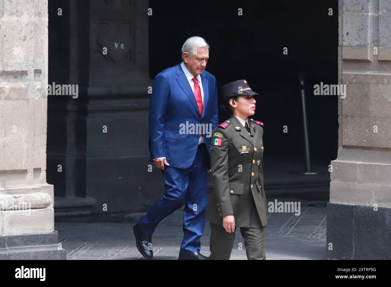 Mexiko-Stadt, Mexiko. August 2024. Der mexikanische Präsident Andres Manuel Lopez Obrador nimmt an der Flaggenzeremonie für die mexikanischen Paralympischen Athleten Teil, die an den Paralympischen Spielen Paris 2024 im Nationalpalast teilnehmen werden. Am 15. August 2024 in Mexiko-Stadt. (Foto: Carlos Santiago/ Credit: Eyepix Group/Alamy Live News Stockfoto