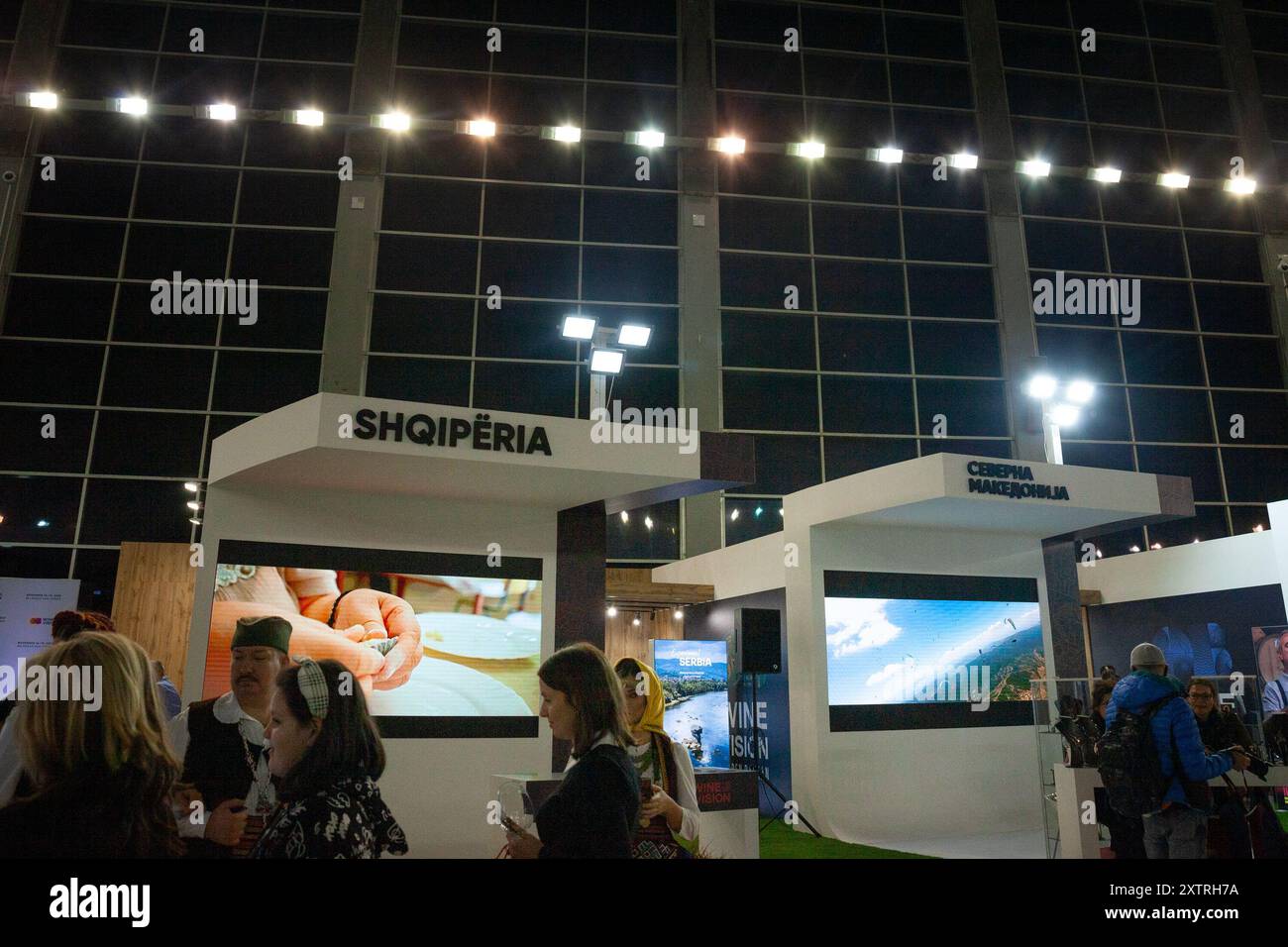 Dieses Bild zeigt den Stand des Tourismusbüros Albanien auf einer Reisemesse in Belgrad. Der Stand soll Albanien als begehrenswerte Region fördern Stockfoto Dieses Bild zeigt den Stand des Tourismusbüros Albanien auf einer Reisemesse in Belgrad. Der Stand soll Albanien als begehrenswerte Region fördern Stockfoto