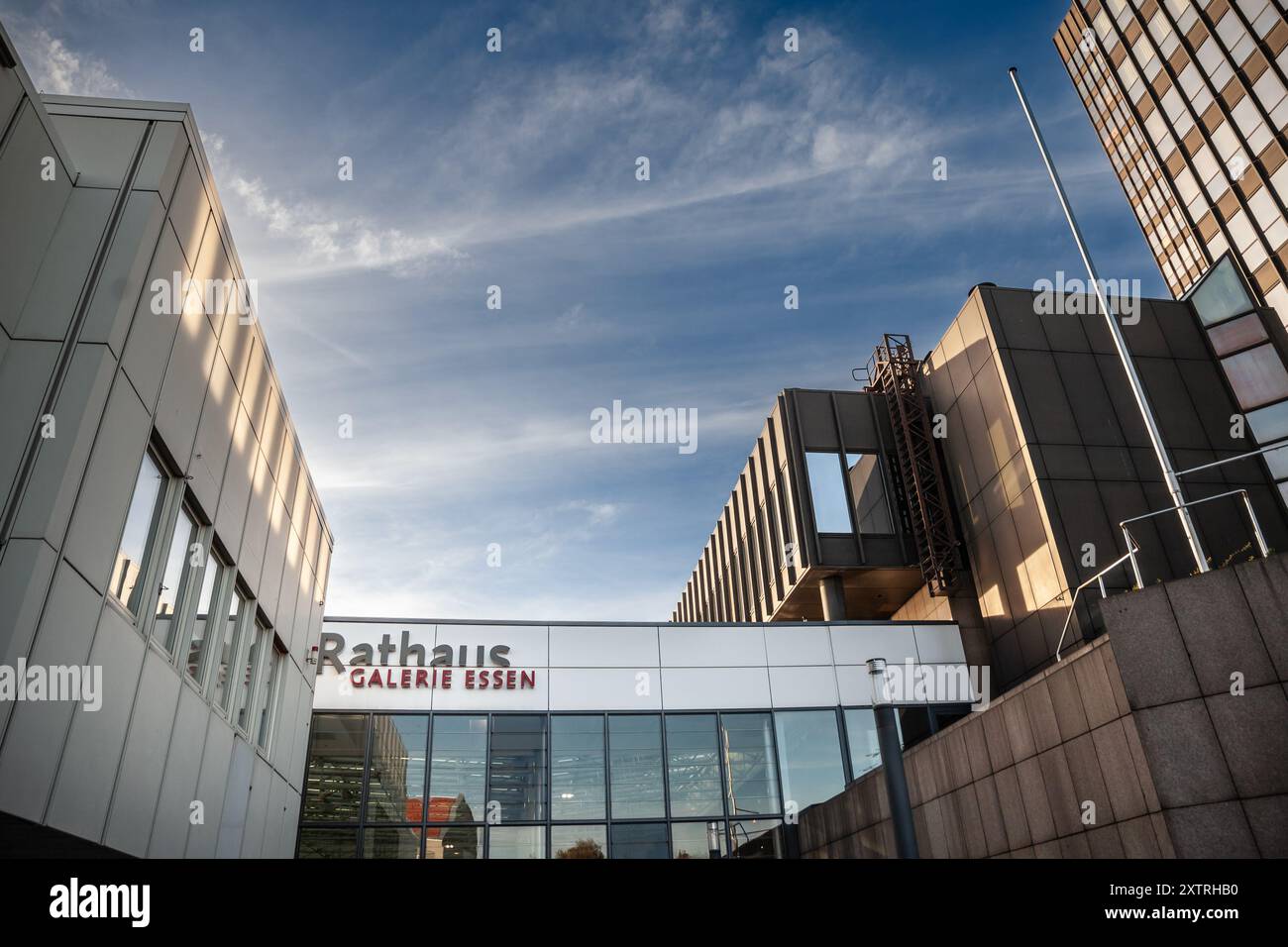 Bild der Hauptfassade der Rathaus Galerie in Essen bei Dämmerung. Das Rathaus Galerie Essen ist ein Einkaufszentrum in Essen. ich Stockfoto